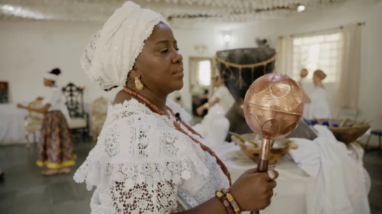'Desistir não é uma possibilidade', diz Mãe Luciana, Ialorixá que o combate o racismo religioso