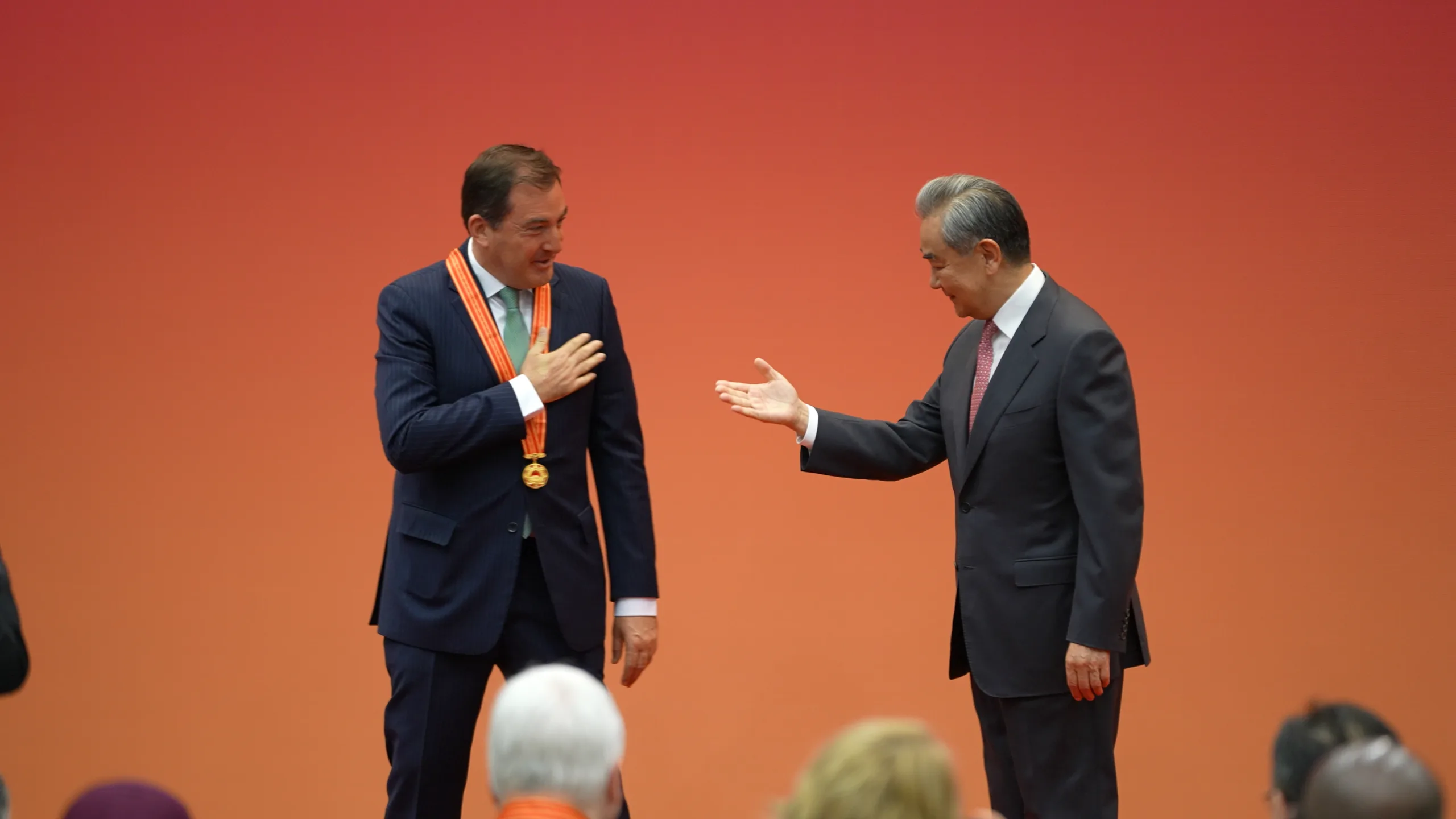 Ministro das Relações Exteriores da China entrega Medalha ao Diplomata Destacado ao ex-embaixador do Uruguai na China, Fernando Lugris. 18 de maio de 2026