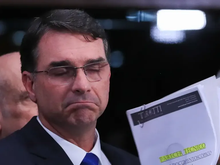 BolsoMaster: Flávio tenta mudar agenda de escândalo em possível encontro com Trump