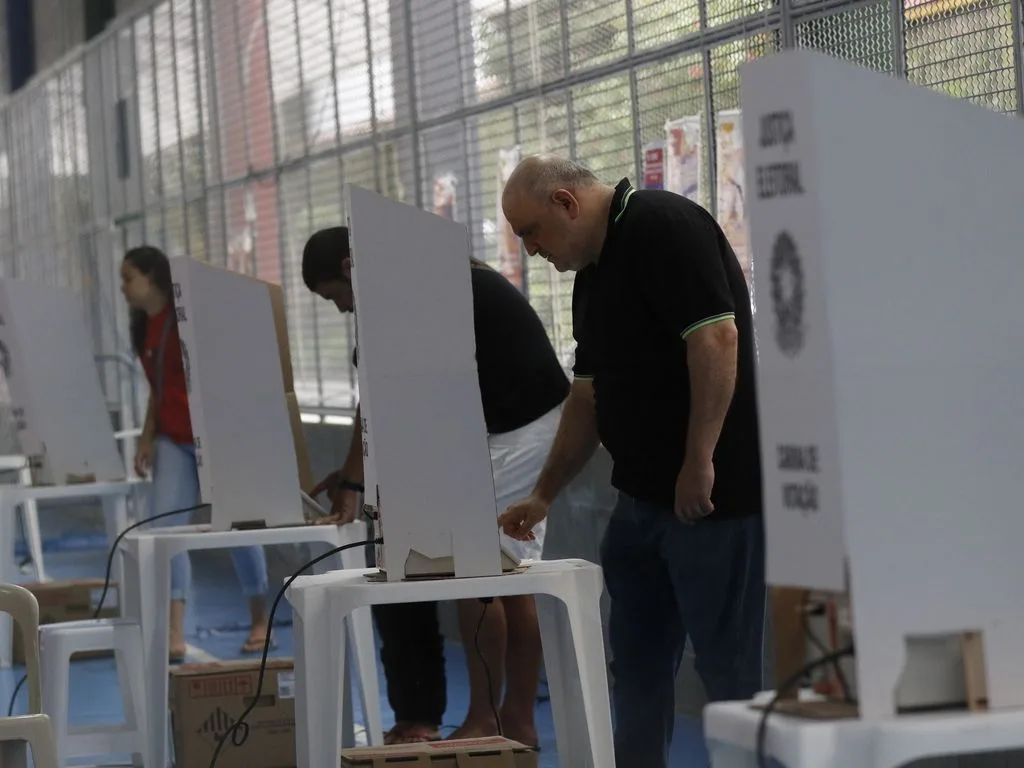 Eleitores votam no 1º turno em seção eleitoral no Colégio Maria Raythe, na Tijuca, no Rio de Janeiro