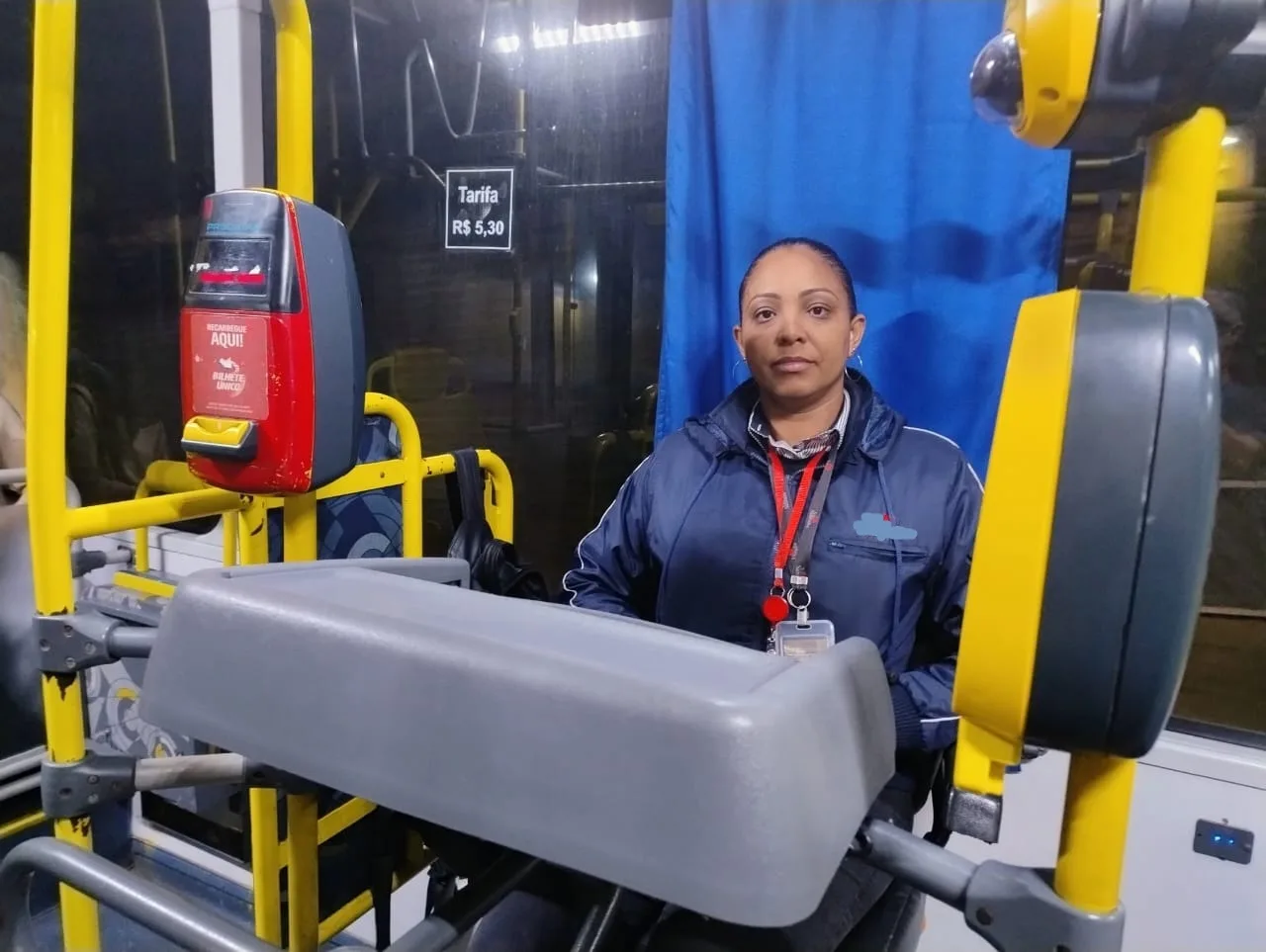 Na escala 6x1, a cobradora de ônibus, Michele Aparecida Silva Andrade trabalha durante a madrugada e tem pouco tempo com a filha.