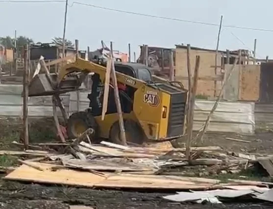 Máquina destruindo moradias de ocupação da zona sul de SP