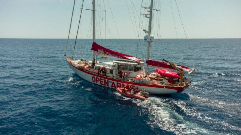 O veleiro Astral, pertencente à ONG Open Arms, navega rumo a Cuba carregado com equipamentos fotovoltaicos e medicamentos, como parte da flotilha solidária que partiu de Barcelona para apoiar o atendimento médico infantil na ilha
