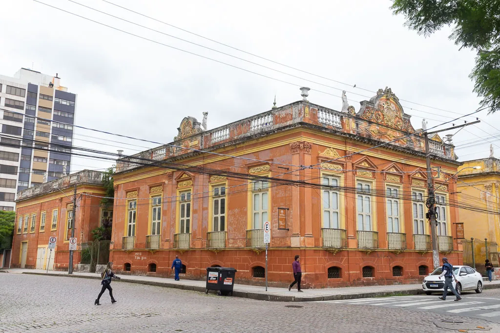 Sob a imponência do casarão que hoje abriga o Museu do Doce, janelas de antigas senzalas ainda permanecem visíveis