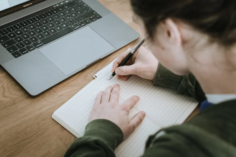 Concurso de redação premia estudantes com notebook e tablets; inscrições abertas até 29 de maio