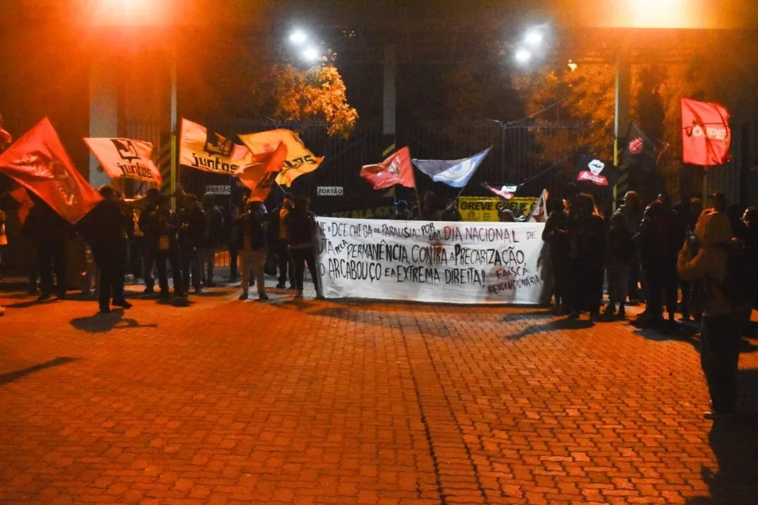 Manifestantes bloquearam os acessos ao Campus do Vale na manhã desta quarta-feira (20)