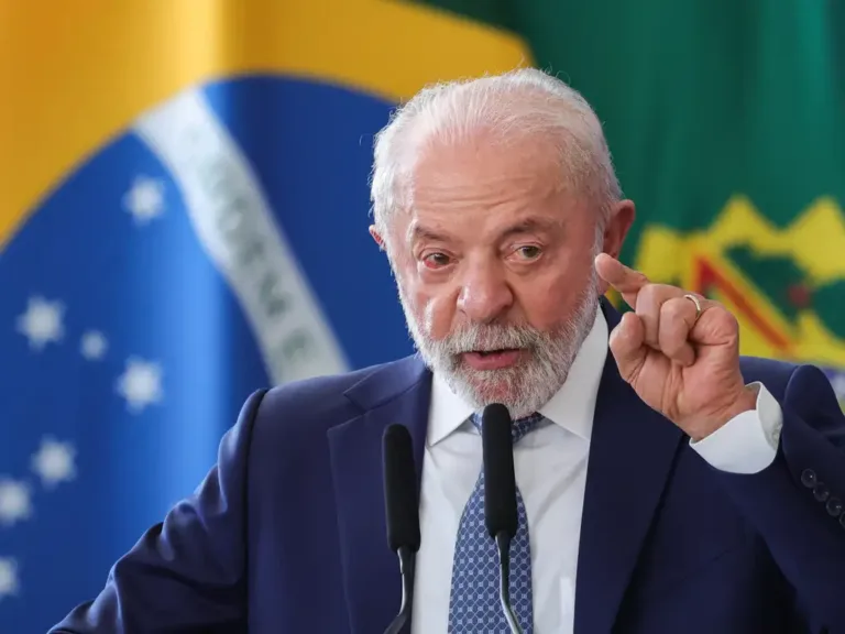 'Tariflávio': 'Estão tentando trair o Brasil com interesses mesquinhos', afirma Lula