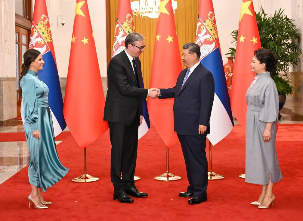 Os presidentes Xi Jinping e Aleksandar Vučić participaram de uma cerimônia de assinatura de documentos de cooperação após reunião no Grande Salão do Povo, em Pequim.