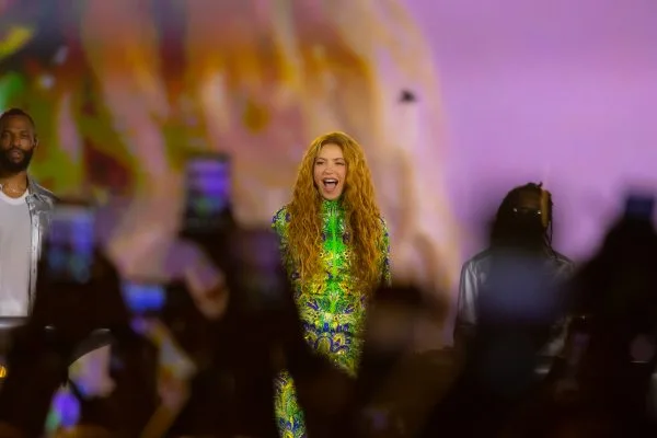 Shakira veste macacão verde amarelo na abertura do show