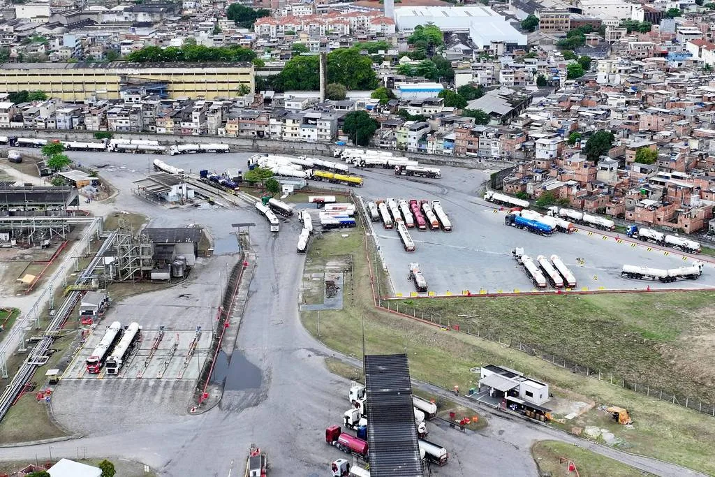Imagem aérea da Refinaria de Manguinhos, a Refit, localizada às margens da Avenida Brasil, no Rio de Janeiro