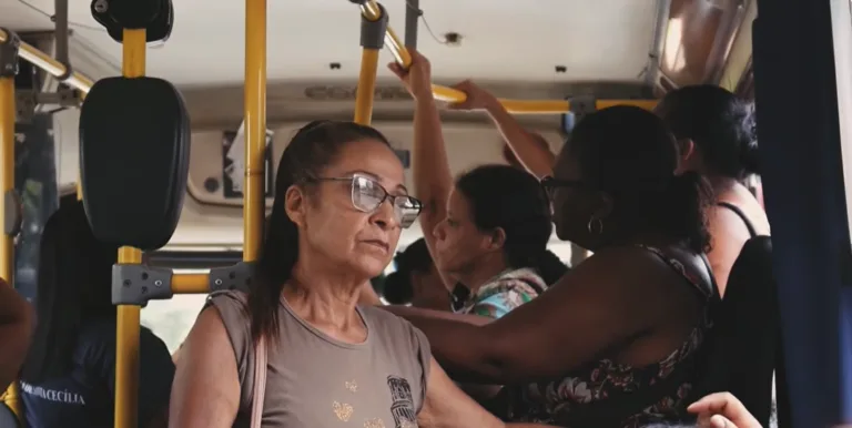 Dentro e fora do ônibus,  mulheres tecem a cidade em documentário de Montes Claros (MG)