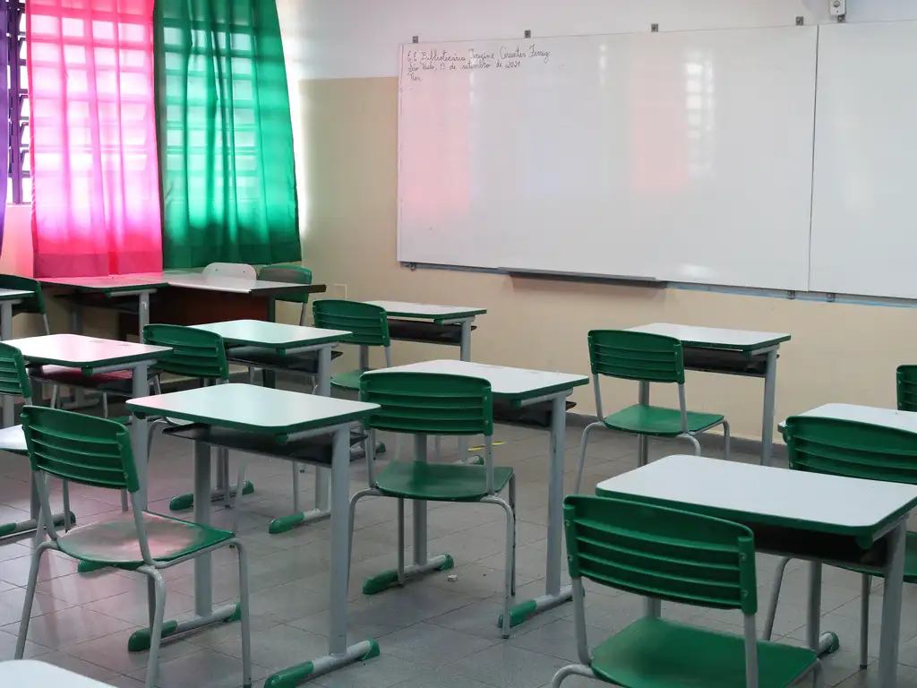 Sala de aula vazia da Escola Estadual Terezine Arantes Ferraz Bibliotecaria, no Parque Casa de Pedra, em São Paulo