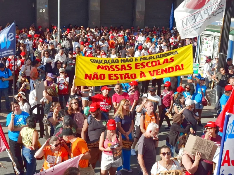 Greve em São Paulo reúne críticas à privatização e às reformas na educação