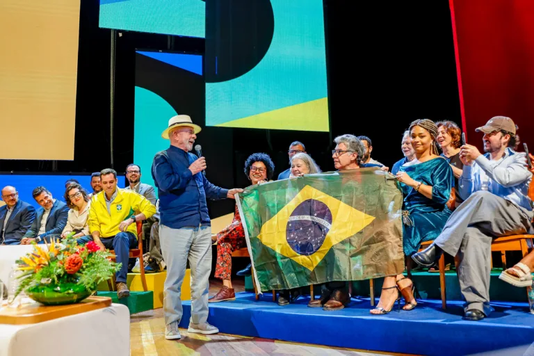 Lula diz que é preciso usar verde e amarelo na Copa do Mundo contra o fascismo
