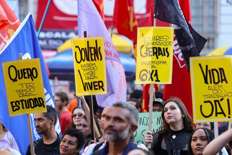 Manifestantes pedem o fim da escala 6x1 em ato na Cinelândia, no centro do Rio de Janeiro