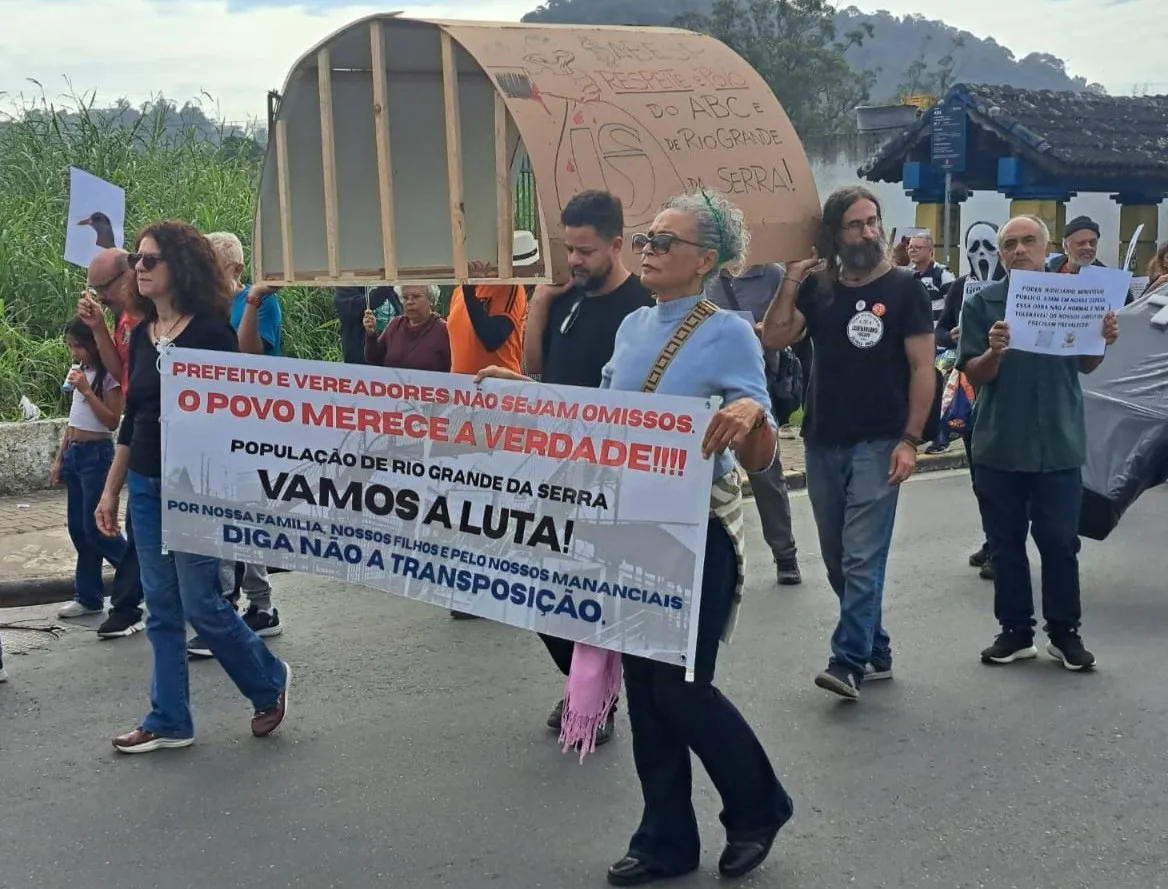 Manifestantes caminham pelas ruas de Rio Grande da Serra durante ato contra a obra de interligação Billings–Alto Tietê, conduzida pela Sabesp