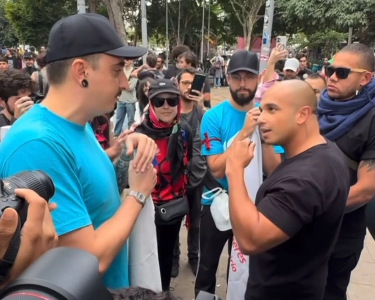 O ex-deputado Douglas Garcia (de preto) grava vídeo provocando e xingando os estudantes