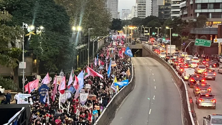 Marcha da educação em SP leva milhares às ruas contra Tarcísio e sucateamento de universidades