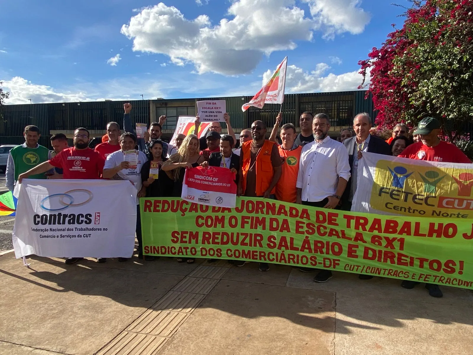 Representantes sindicais acompanham discussão sobre mudanças nas regras trabalhistas em frente ao Congresso Nacional.