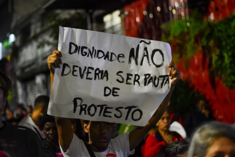 'Fim da escala 6x1 é uma conquista do povo e fruto da mobilização popular', afirma Rosa Amorim