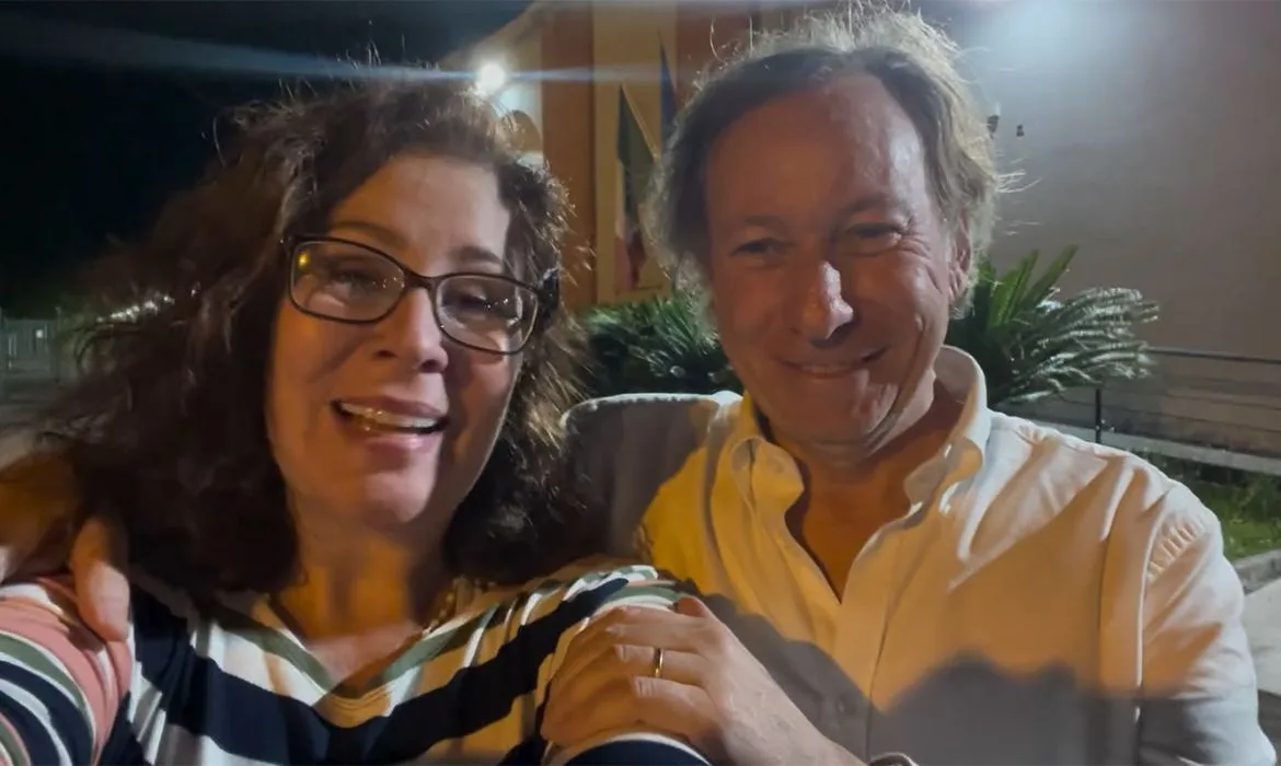 A ex-deputada Carl,a Zambelli publicou um vídeo com o seu advogado, nas redes sociais, após sair da prisão.
