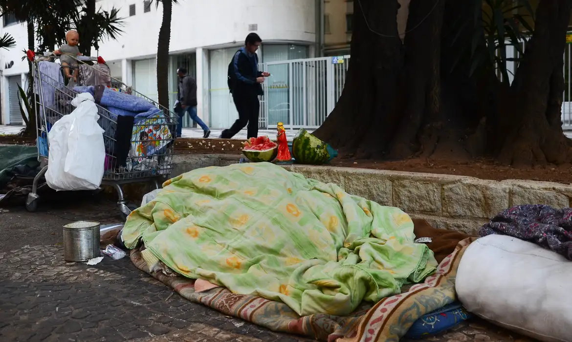 Internação compulsória da população em situação de rua é criticada por especialistas