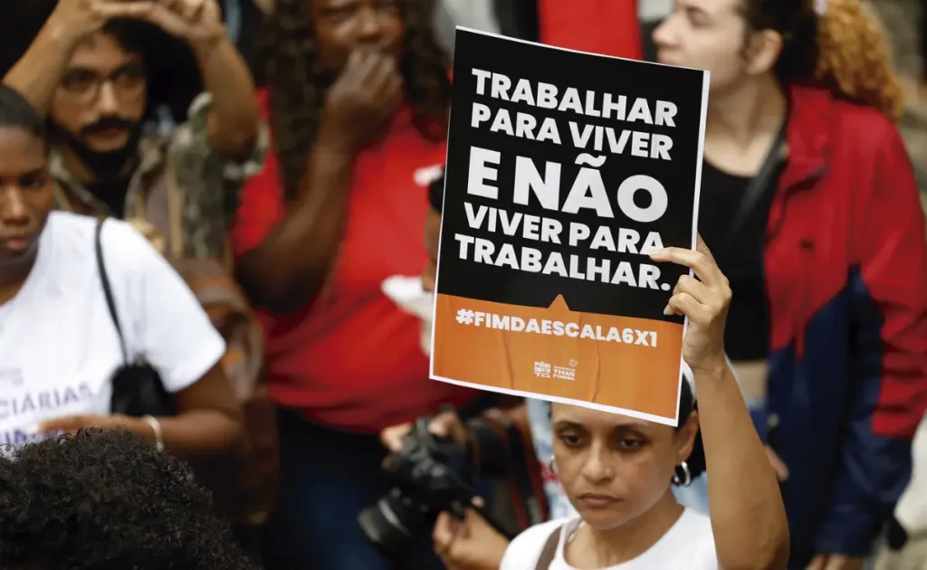 A redução da jornada de trabalho se constitui como uma das conquistas mais importantes para a classe trabalhadora do Brasil nas últimas décadas.