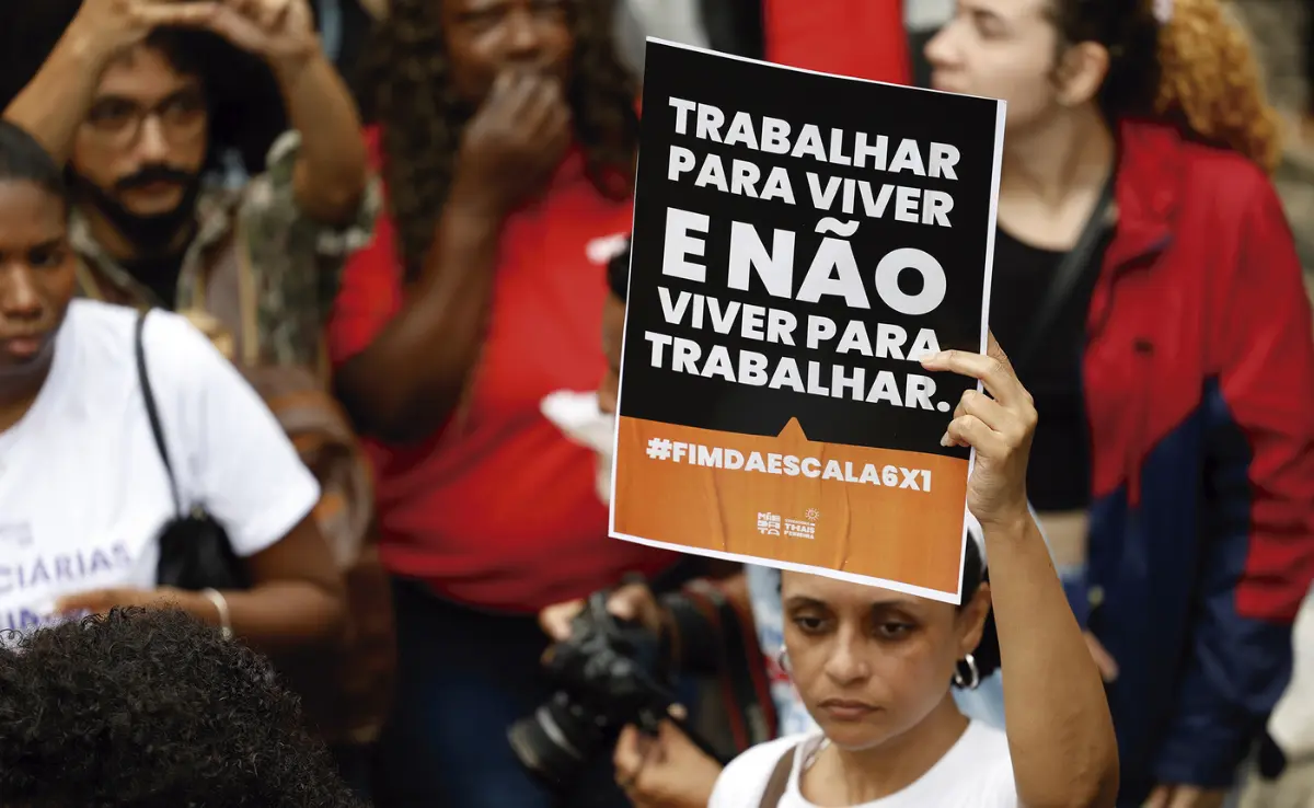 A redução da jornada de trabalho se constitui como uma das conquistas mais importantes para a classe trabalhadora do Brasil nas últimas décadas.