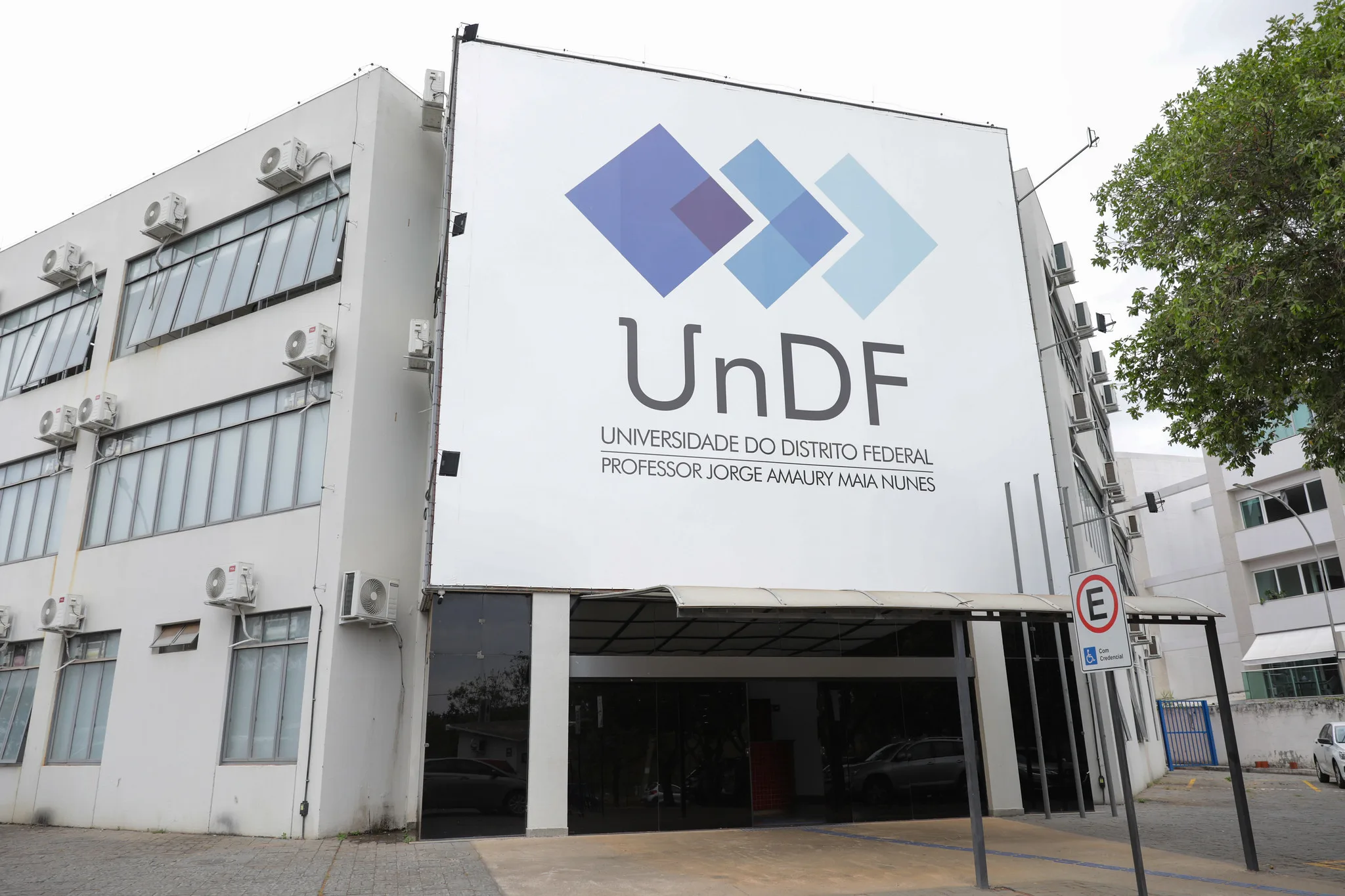 Movimentos acadêmicos questionam ampliação da gestão temporária e cobram participação da comunidade nas decisões.