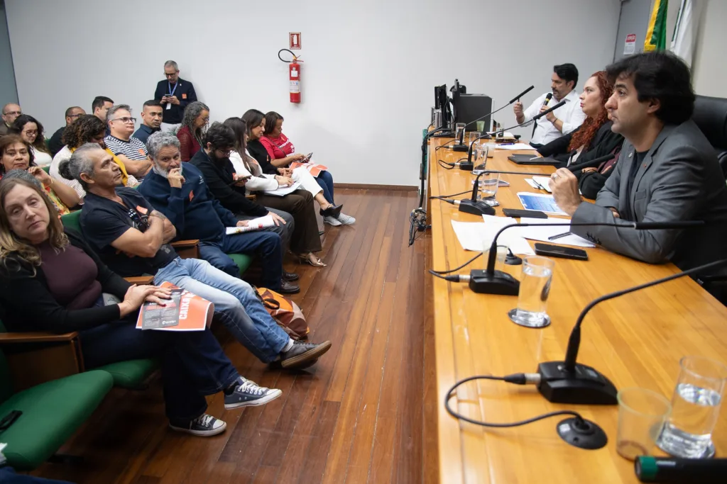 Representantes sindicais e parlamentares acompanham debate sobre diretrizes orçamentárias durante reunião na Câmara Legislativa do DF.