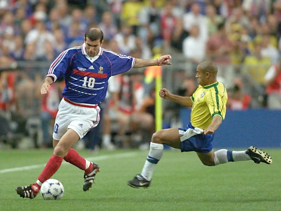 Algoz do Brasil na final da Copa de 1998 e também nas quartas de final de 2006, Zidane é um exemplo das vantagens extraídas por países colonizadores