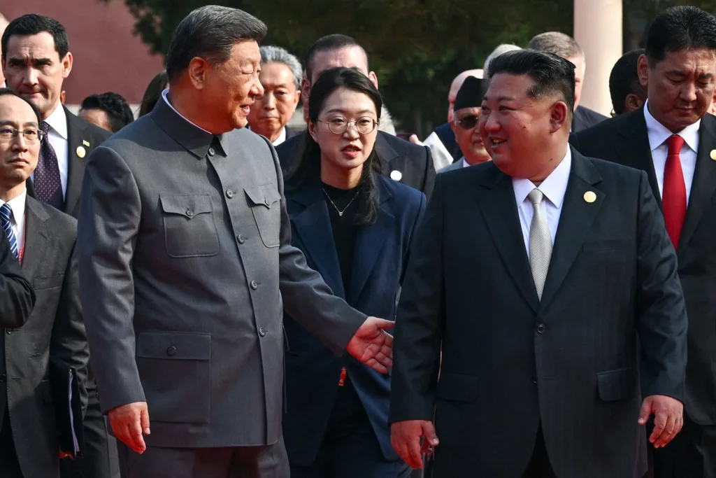Presidente chinês Xi Jinping junto ao líder coreano Kim Jong Un antes do desfile militar do 80º aniversário da vitória contra a agressão japonesa e da Guerra Mundial Antifascista, na Praça Tiananmen, em Pequim, em 3 de setembro de 2025.