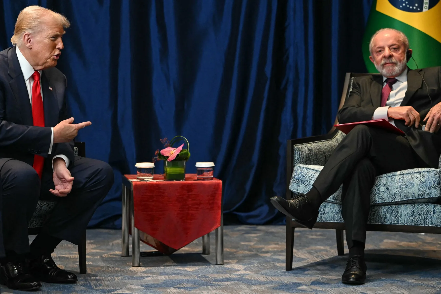 O presidente dos EUA, Donald Trump (à esquerda), conversa com o presidente do Brasil, Luiz Inácio Lula da Silva, durante uma reunião bilateral à margem da 47ª Cúpula da Associação das Nações do Sudeste Asiático (Asean), em Kuala Lumpur, em 26 de outubro de 2025