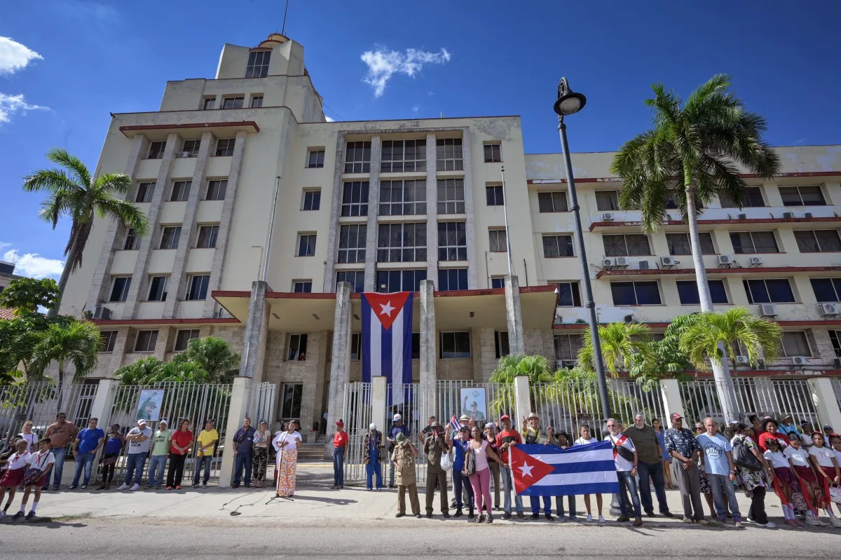 Cubanos participam da comemoração do 67º aniversário da Caravana da Liberdade, em homenagem à entrada histórica de Fidel Castro na cidade, que marcou o início da Revolução Cubana, em frente ao prédio do Grupo de Administração Empresarial S.A. (GAESA), um conglomerado controlado pelas Forças Armadas Revolucionárias de Cuba (FAR), em Havana, em 8 de janeiro de 2026. (Foto de ADALBERTO ROQUE / AFP)