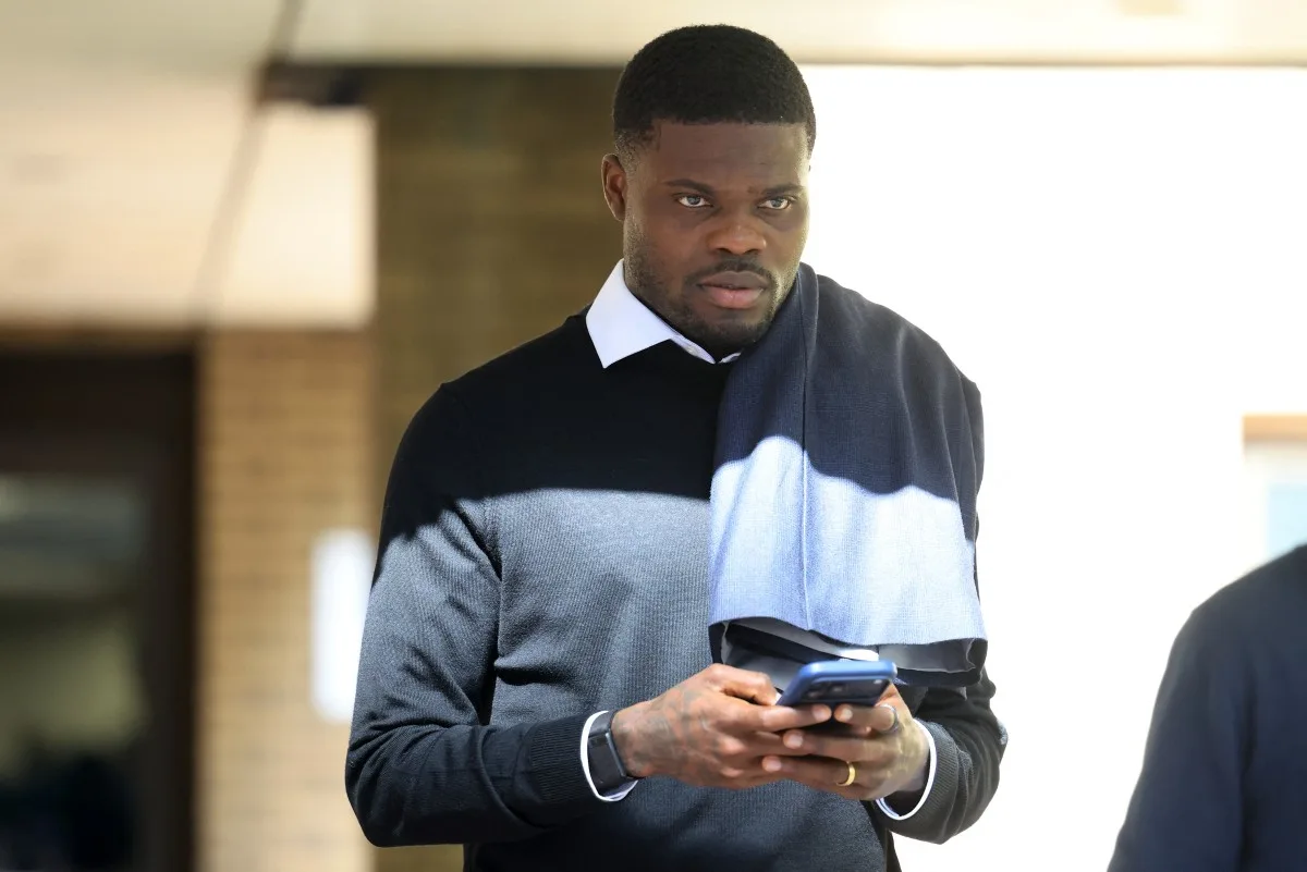 O ex-meio-campista do Arsenal, Thomas Partey, deixa o tribunal após sua audiência no Southwark Crown Court, em Londres