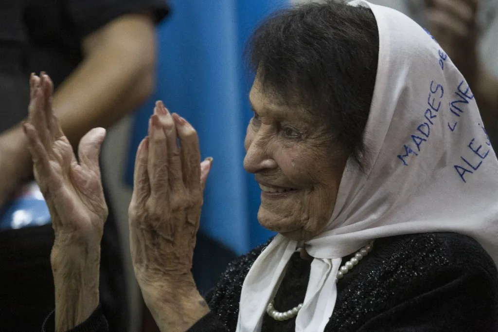 Taty Almeida, uma das fundadoras das Mães da Praça de Maio, recebe o título de Doutora Honoris Causa pela Faculdade de Filosofia e Letras da Universidade de Buenos Aires, Argentina, em 17 de abril de 2026