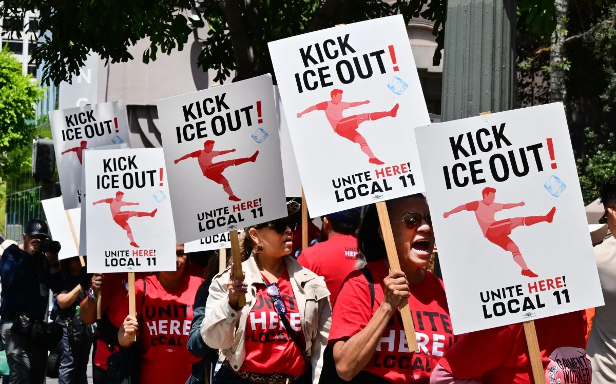 Trabalhadores do estádio SOFI em Los Angeles protestam em frente ao escritório da Copa do Mundo da FIFA 26 em Los Angeles, pedindo a proibição da banda ICE na Copa do Mundo de 1º de maio de 2026