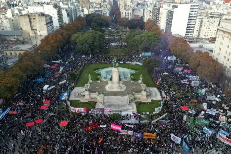 Milhares de mulheres exigem ações contra o feminicídio e o machismo na Argentina