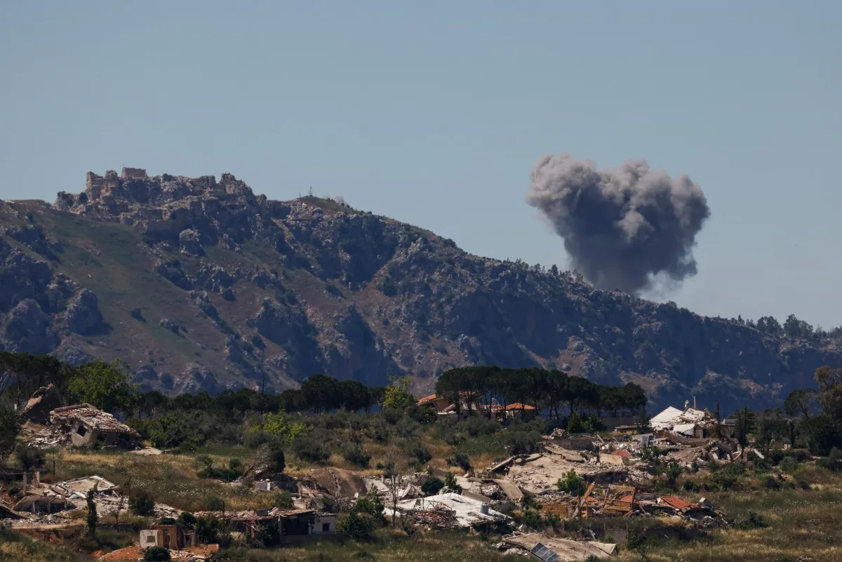 Fumaça em local de bombardeio israelense no sul do Líbano, perto do Castelo de Beaufort, em 4 de junho de 2026