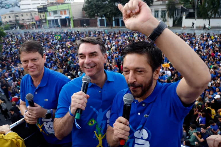 Em meio a 'Tariflávio' e 'Dark Horse', Flávio fala em 'guerra espiritual' na Marcha para Jesus
