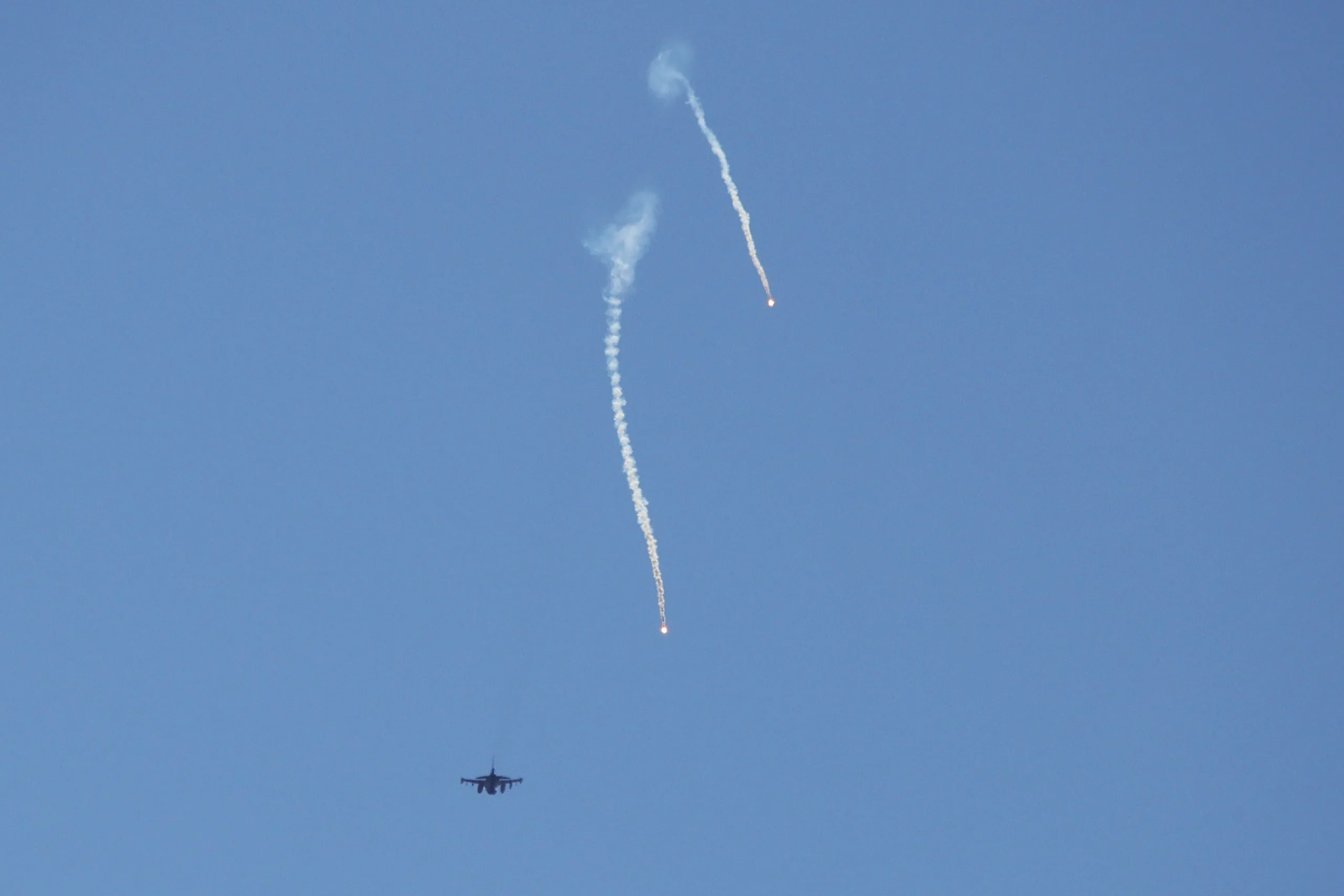 Um avião de guerra israelense lança sinalizadores enquanto sobrevoa a região de Marjayoun, no sul do Líbano