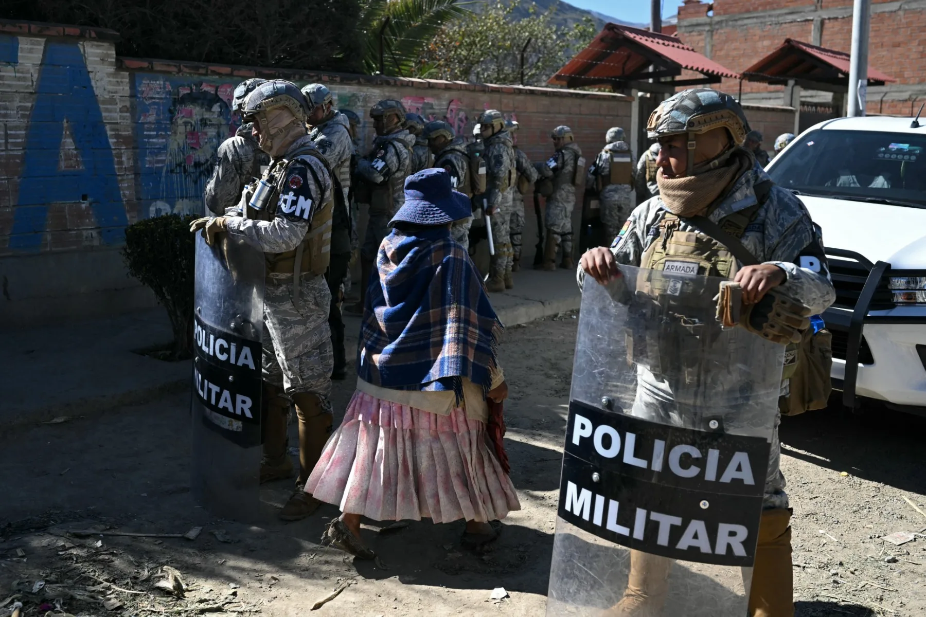 Forças de segurança guardam uma estrada após sua reabertura, depois de protestos que exigiam a renúncia do presidente da Bolívia, Rodrigo Paz, em Carreras, departamento de La Paz, Bolívia, em 5 de junho de 2026. A polícia e os soldados bolivianos desobstruíram uma importante estrada em 5 de junho, que manifestantes antigoverno haviam bloqueado com entulho para interromper a entrega de alimentos e outros suprimentos a La Paz.