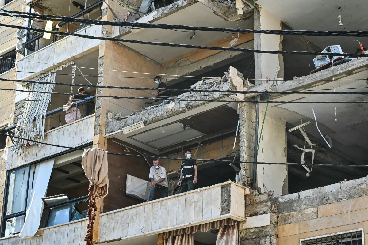 Equipes de resgate inspecionam danos de um ataque aéreo israelense que atingiu prédio residencial nos subúrbios do sul de Beirute