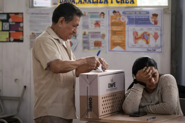 Após atrasos pontuais, eleições no Peru transcorrem com normalidade, apontam autoridades