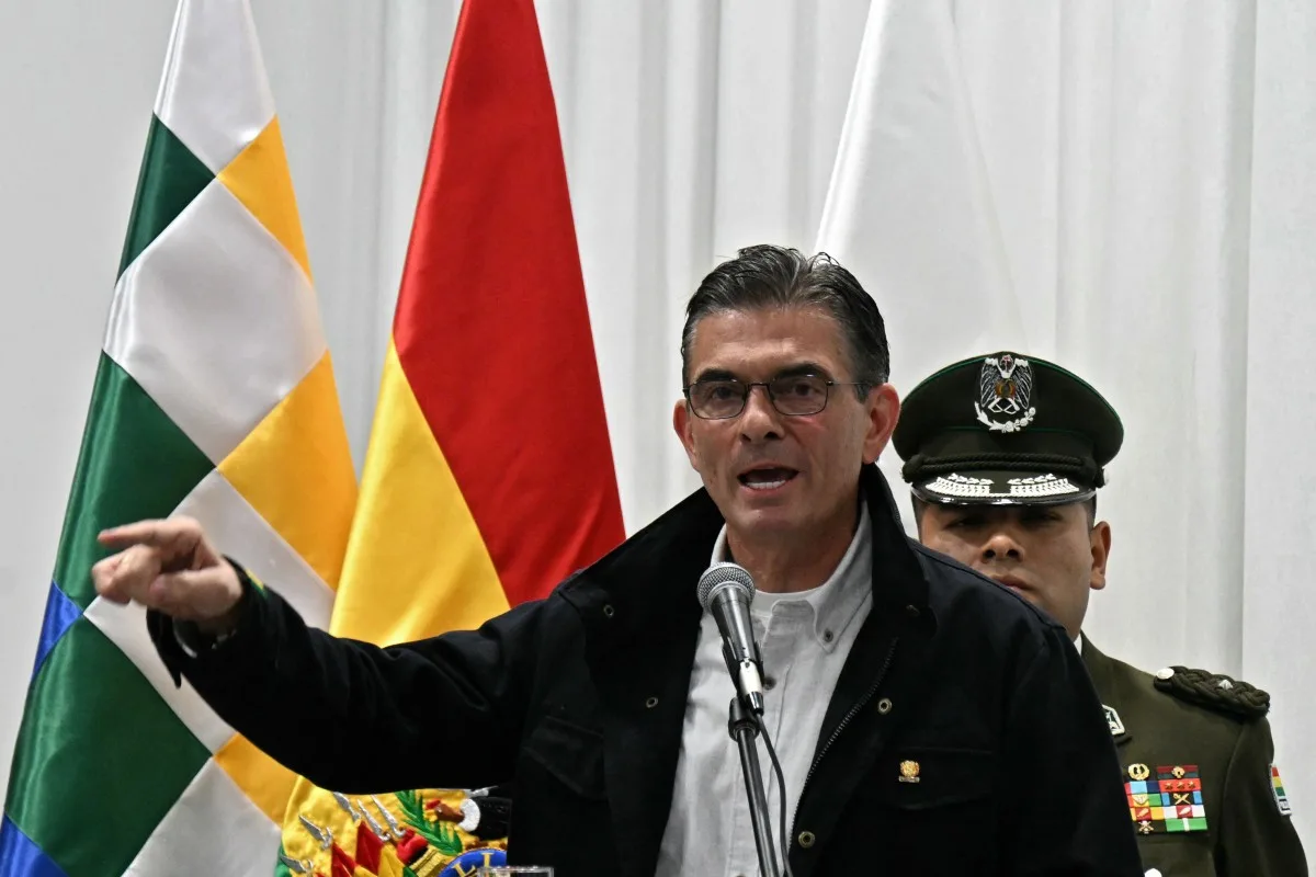 Rodrigo Paz, presidente da Bolívia, promulga lei que regulamenta estado de emergência, autorizando Exército a reprimir protestos no país. Aizar Raldes/AFP