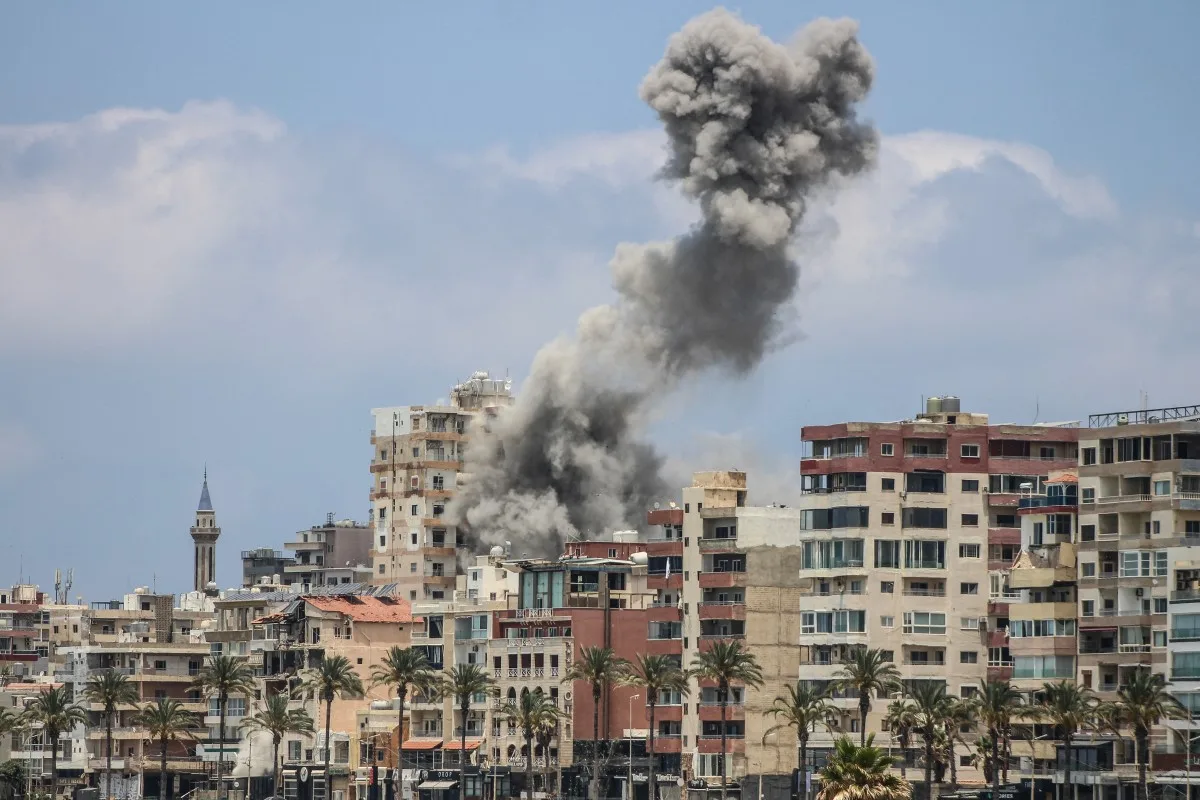 Fumaça sobe após um ataque aéreo israelense em Tiro, em 9 de junho de 2026