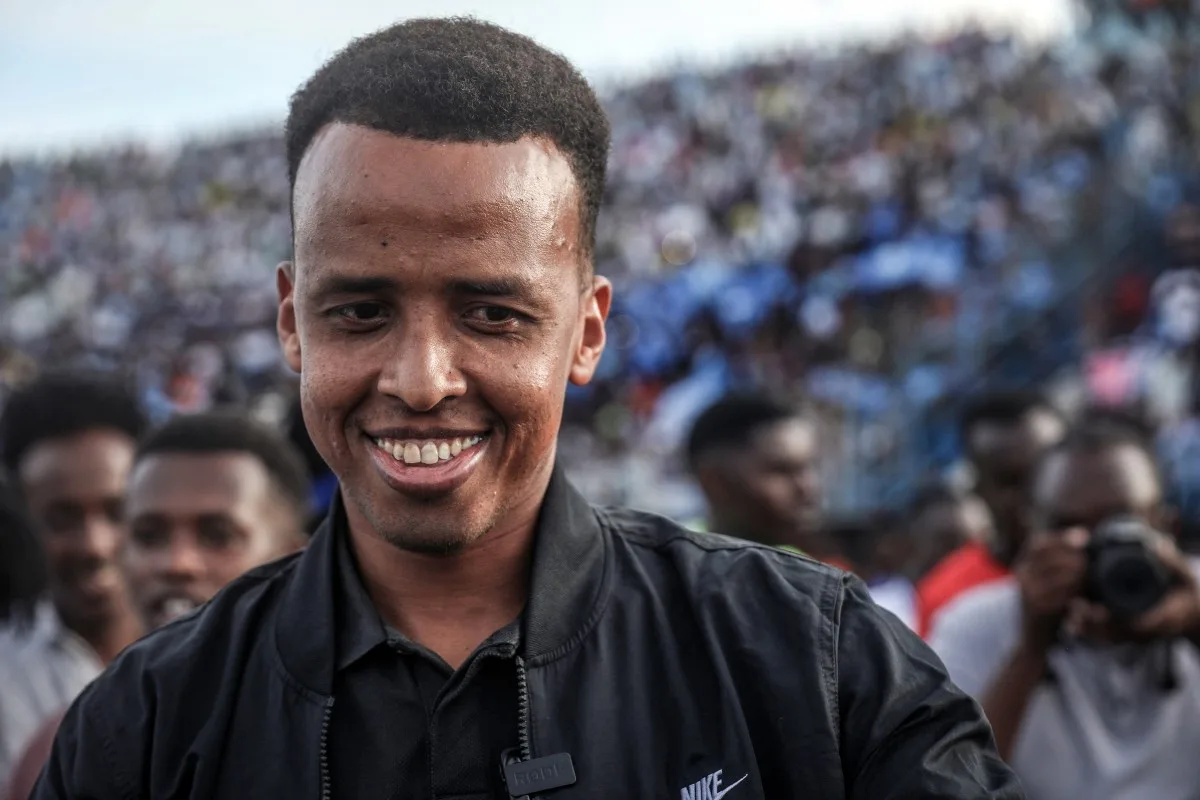 Árbitro somali Omar Abdulkadir Artan é recebido por apoiadores antes de partida de solidariedade em Mogadíscio, nesta quarta-feira (10), após retornar à Somália. Artan foi impedido de entrar nos Estados Unidos para trabalhar na Copa do Mundo.