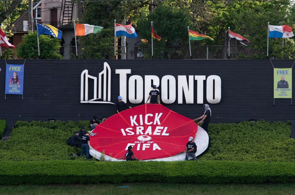 'Expulsem Israel da Fifa' diz faixa exibida por ativistas na estreia do Canadá na Copa.