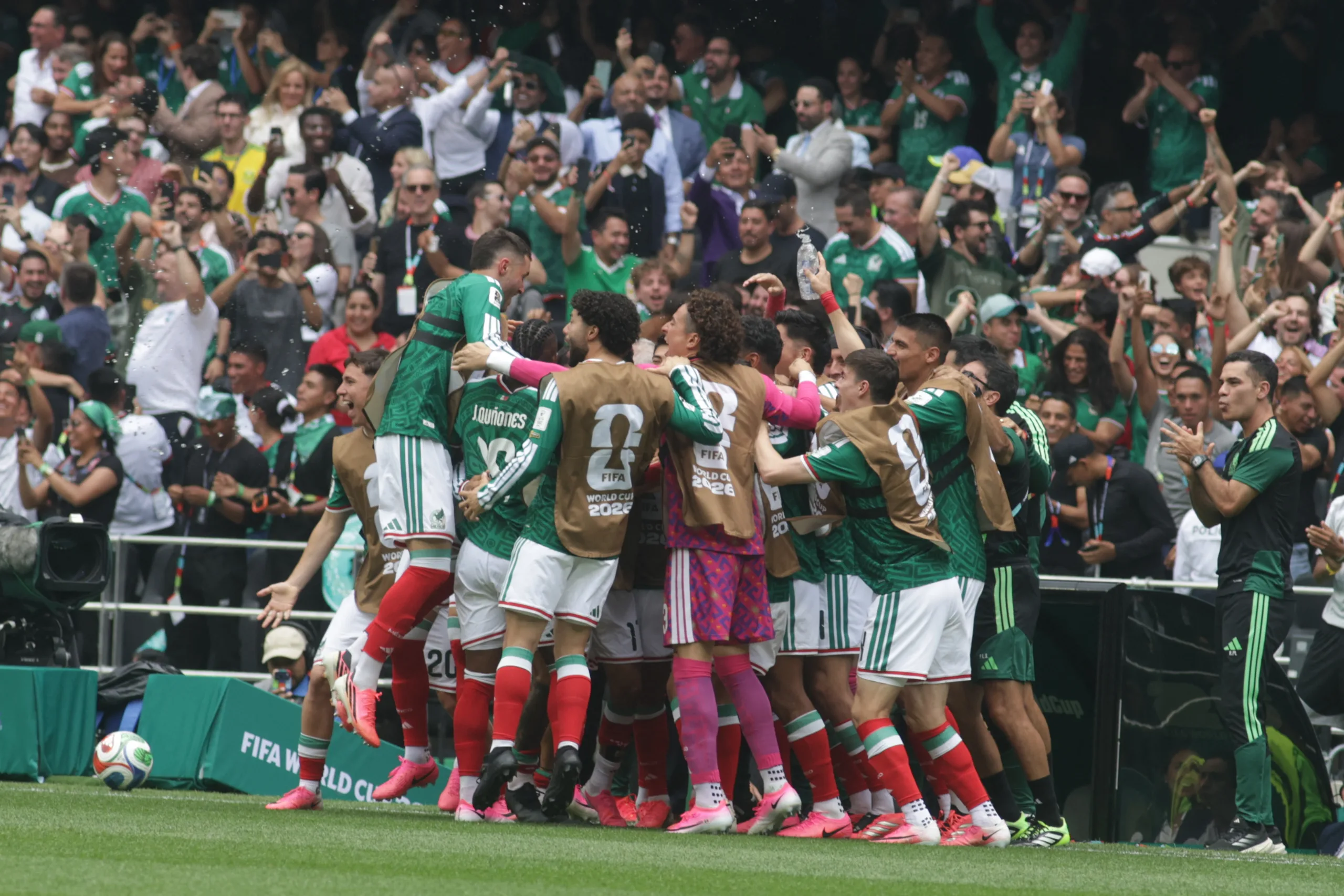 A seleção mexicana de futebol comemora após marcar um gol contra a África do Sul durante a Copa do Mundo FIFA de 2026