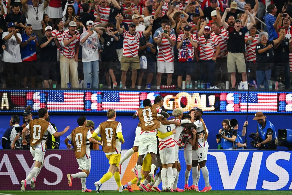 O meio-campista americano nº 07, Giovanni Reyna, comemora com seus companheiros de equipe após marcar o quarto gol de sua equipe durante a partida do Grupo D da Copa do Mundo de 2026 entre Estados Unidos e Paraguai